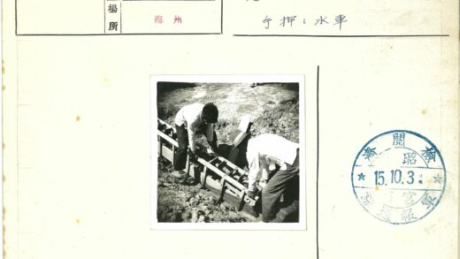 两人泥泞中搭建水边木结构.jpg