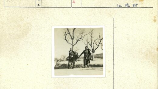 两人牵驴行走土路.jpg