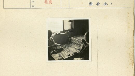 两人窗边手工制作场景.jpg
