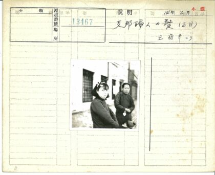 两人街边站立铁窗建筑背景.jpg