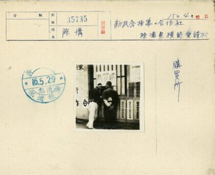 两人观看建筑海报文件.jpg