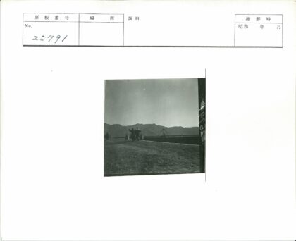 两人负重行走山间泥路.jpg