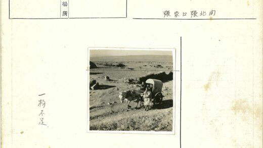 两人马车穿越岩石地带.jpg