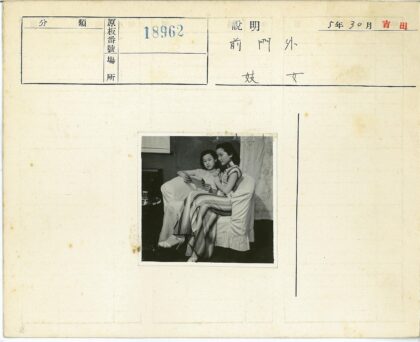 两位女士在白色沙发阅读.jpg
