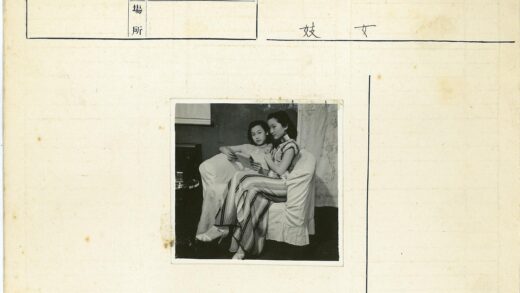 两位女士在白色沙发阅读.jpg