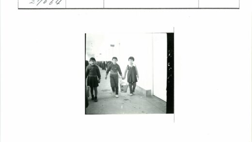 两孩提金属桶走廊行走.jpg