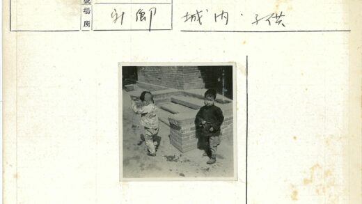 两孩砖阶墙边合影.jpg