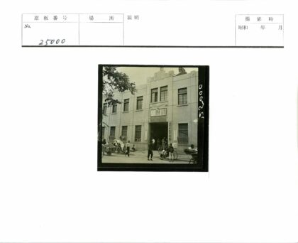 两层楼房前骑车散步绿树景.jpg