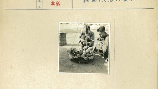 两男子与水果篮合影.jpg
