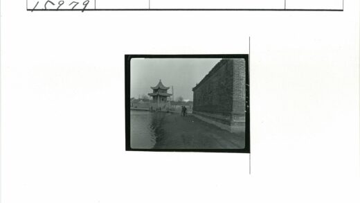 中国传统亭子水边小路散步.jpg