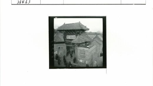中国传统大门与庭院风景.jpg
