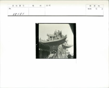 中国传统寺庙屋顶建筑与人像.jpg