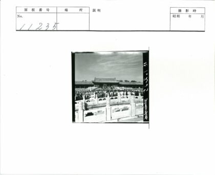 中国传统建筑前人群聚集.jpg