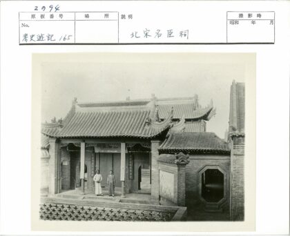 中国传统建筑前的人物与细节.jpg