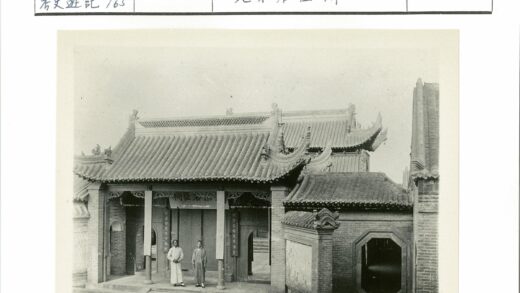 中国传统建筑前的人物与细节.jpg