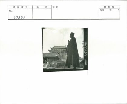 中国传统建筑前的人物风采.jpg