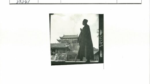 中国传统建筑前的人物风采.jpg