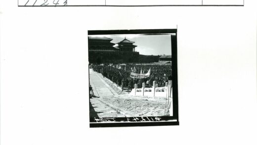中国传统建筑前群众集会.jpg