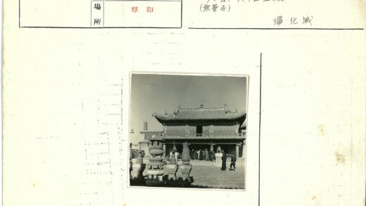 中国传统建筑华丽屋顶与装饰瓮.jpg