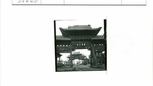 中国传统建筑华丽屋顶街景.jpg