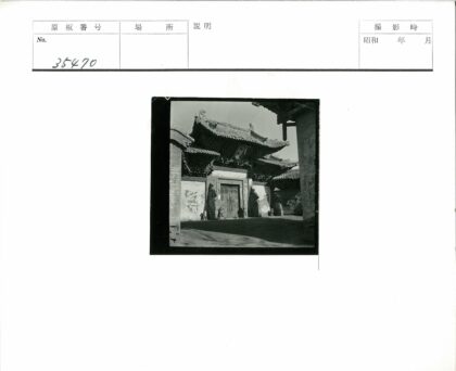 中国传统建筑大门与石狮雕像.jpg