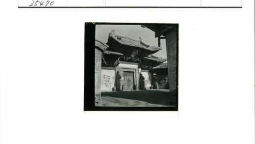 中国传统建筑大门与石狮雕像.jpg