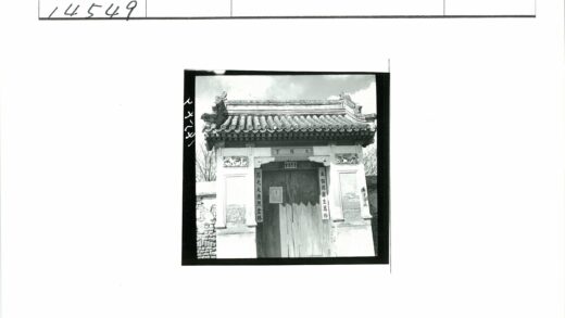 中国传统建筑大门与砖墙风貌.jpg