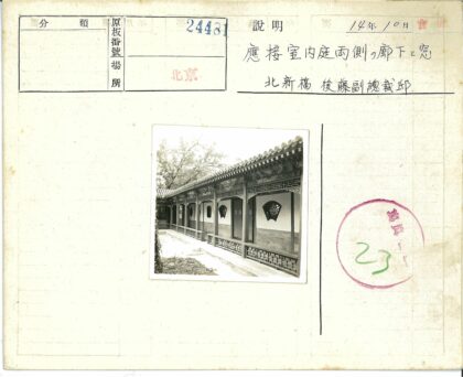 中国传统建筑屋顶装饰与窗户特写.jpg