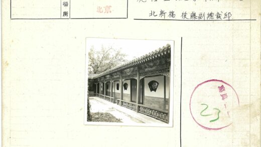 中国传统建筑屋顶装饰与窗户特写.jpg
