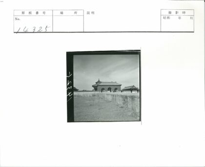 中国传统建筑拱门与砖墙景观.jpg