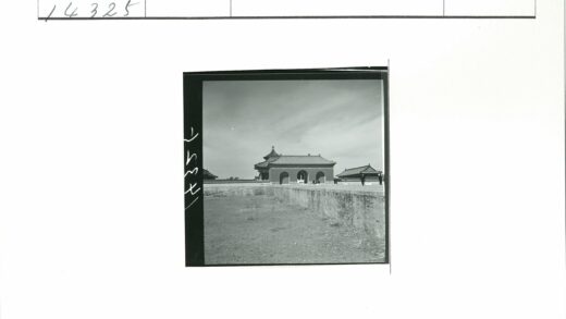 中国传统建筑拱门与砖墙景观.jpg