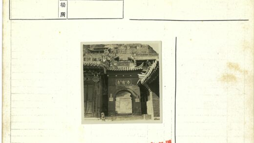 中国传统建筑拱门与砖瓦庭院.jpg