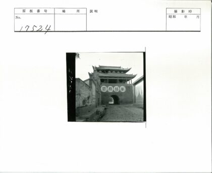 中国传统建筑拱门入口与古街景.jpg