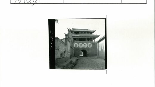 中国传统建筑拱门入口与古街景.jpg