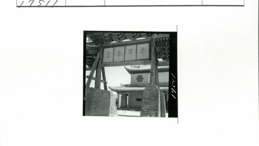 中国传统建筑木门与瓦顶景观.jpg