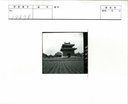 中国传统建筑群与多云天空.jpg