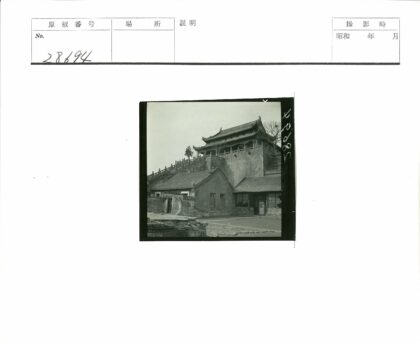中国传统建筑群与石砌庭院.jpg
