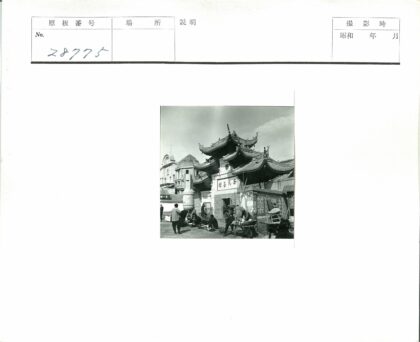 中国传统建筑街景人群熙攘.jpg