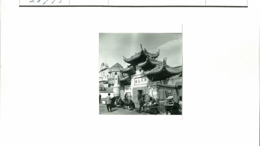中国传统建筑街景人群熙攘.jpg