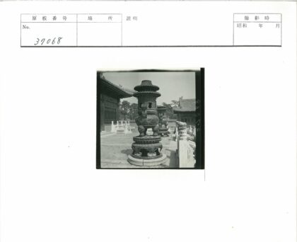 中国传统建筑金属香炉特写.jpg