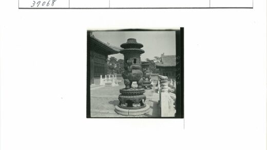 中国传统建筑金属香炉特写.jpg