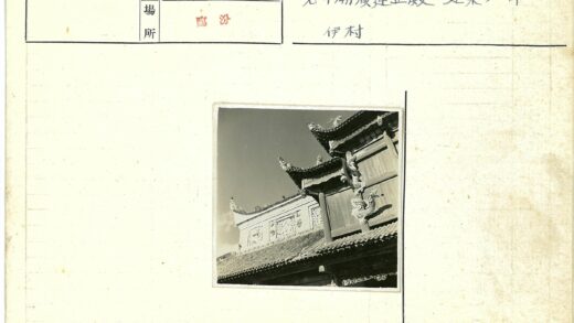 中国传统建筑龙雕屋顶与蓝天.jpg
