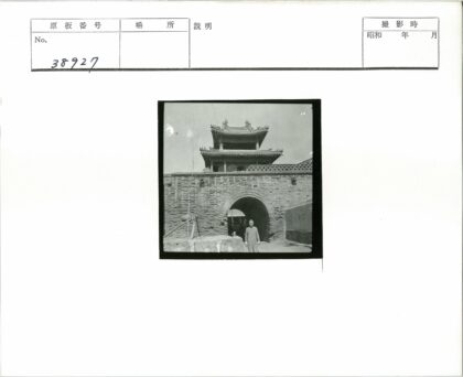 中国传统拱门石门与多层亭子建筑.jpg