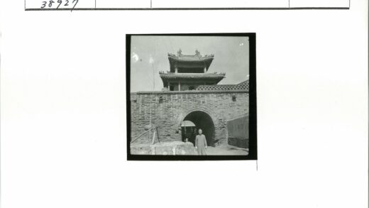 中国传统拱门石门与多层亭子建筑.jpg