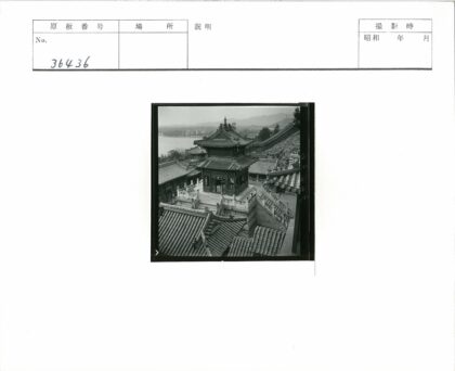 中国传统木亭与湖光山色.jpg