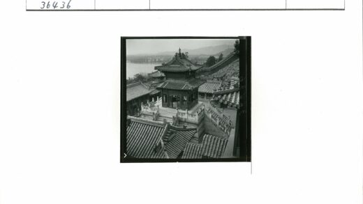 中国传统木亭与湖光山色.jpg