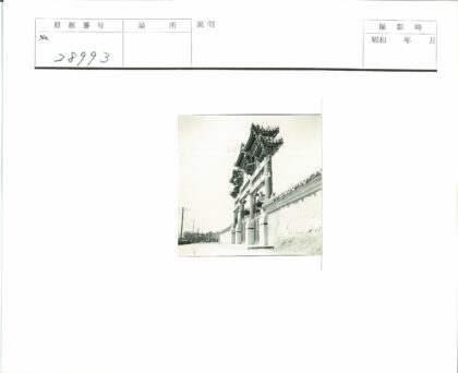 中国传统牌坊与围墙建筑景观.jpg