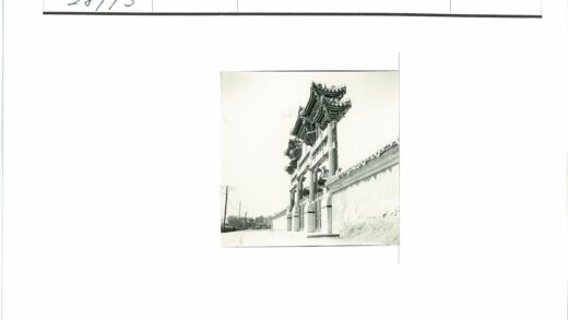 中国传统牌坊与围墙建筑景观.jpg