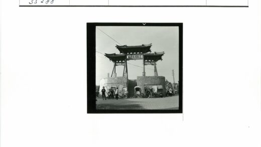 中国传统牌坊与黄包车街景.jpg