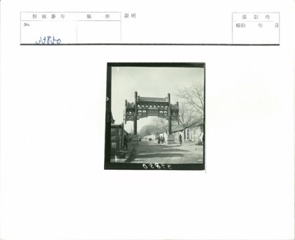 中国传统牌坊街景.jpg